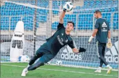  ??  ?? MANOS A LA OBRA. Courtois, ayer, en su primera sesión.