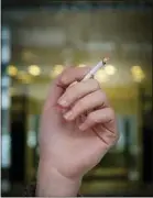  ??  ?? La hausse du prix du paquet de cigarettes a fait chuter les ventes.