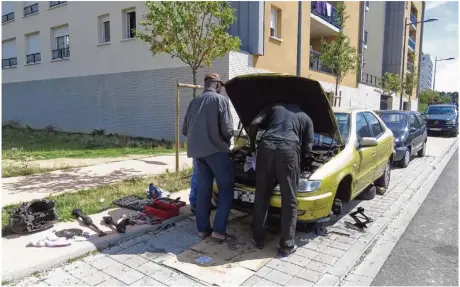  ??  ?? Dans les quartiers d’Évreux, ils sont une bonne dizaine de mécanicien­s à travailler au pied des immeubles.