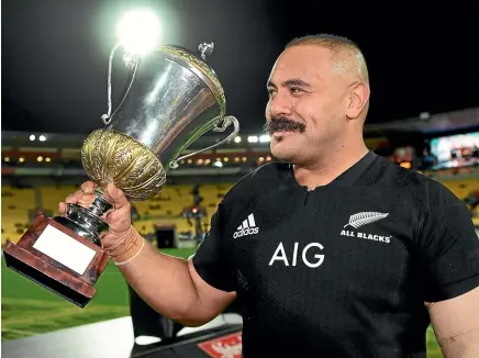  ?? PHOTOSPORT ?? Karl Tu’inukuafe with the Dave Gallaher Trophy after the All Blacks beat France 3-0 in the series in June.