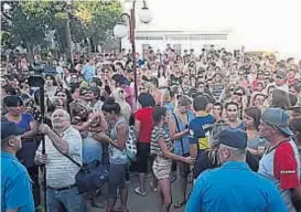  ??  ?? Reclamo. Los vecinos se manifestar­on frente a la comisaría.