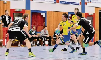  ?? FOTO: NORBERT PRÜMEN ?? Die Adler Fabiano Recavarren (rechts) und Tim Leigraf (links) können hier den Grefrather Lukas Schmitz (am Ball) nicht halten, der zwei Tore zum knappen Sieg beisteuert.