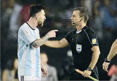  ?? JUAN MABROMATA / AFP ?? Messi protestó una falta durante el Argentina-Chile, pero nada de eso apareció en el acta arbitral
