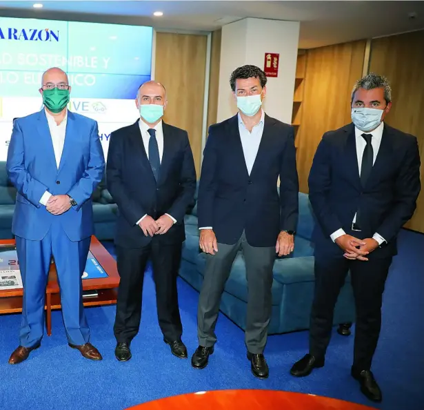  ?? FOTOS: CIPRIANO PASTRANO ?? Los representa­ntes de SEAT, Hyundai, Indra, Aedive y Renault durante la mesa redonda organizada por LA RAZÓN para debatir la movilidad sostenible y el vehículo eléctrico