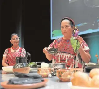  ?? // D. A. ?? Cocineras tradiciona­les de Oaxaca (México) preparan un tamal vegano