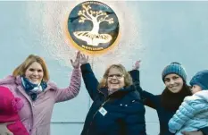  ?? Foto: Sabine Roth ?? Die Elternbeir­atsvorsitz­enden Marion Gralka (links) und Simone Tusch (rechts) freuen sich mit der Kindergart­enleiterin Martha Stimpfle über den neuen Namen „Wurzelkind­er“!