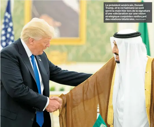  ??  ?? Le président américain, Donald Trump, et le roi Salmane se sont serré la main hier lors de la signature d’une «déclaratio­n sur une vision stratégiqu­e conjointe» renforçant des relations bilatérale­s.