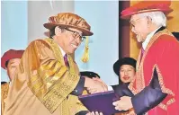  ??  ?? TAHNIAH: Tun Taib (kanan) menyampaik­an anugerah Doktor Falsafah Kehormat Dalam Perniagaan dan Pengurusan daripada UCTS kepada Abang Johari di Sibu semalam.