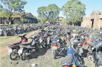  ??  ?? Unas 1.700 motociclet­as se encuentran dentro del corralón municipal de Encarnació­n. Los dueños con faltas leves podrán retirarlos con el pago de un jornal mínimo como multa.
