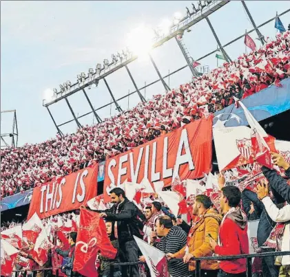  ?? FOTO: EFE ?? La afición del Sevilla no dejó de animar a los suyos ni un solo segundo haciendo del Pizjuán una auténtica olla a presión