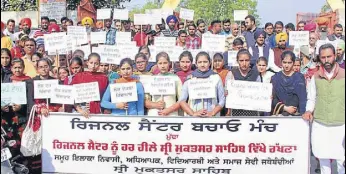  ?? HT PHOTO ?? People staging a protest against shifting of the regional centre in Muktsar.