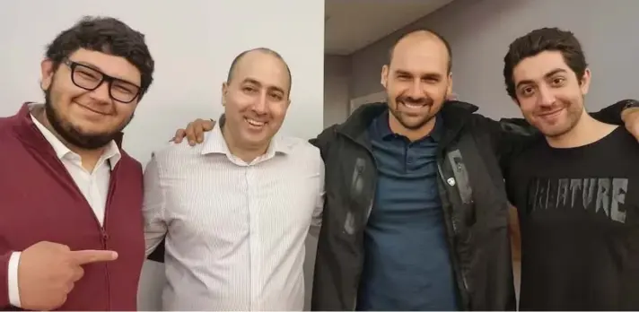  ?? ?? ►Fernando Cerimedo (segundo, de izquierda a derecha) y Eduardo Bolsonaro, hijo del expresiden­te brasileño, durante una visita de este último a Argentina.