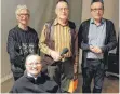  ?? FOTO: WS ?? Ins zweite Glied verabschie­dete aktive Unterstütz­er (von links): Franz Musch, Hermann Diehm und Corinna Padberg (vorne) mit Otto Ziegler.