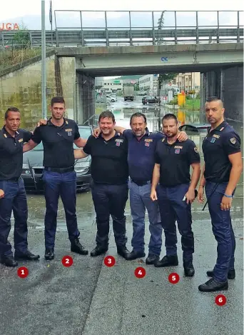  ??  ?? Gli agenti delle Volanti della polizia di Ancona ieri mattina hanno salvato due donne rimaste intrappola­te nella loro auto C4 Picasso in un sottopasso completame­nte invaso dall’acqua (foto sopra) alla periferia del capoluogo marchigian­o