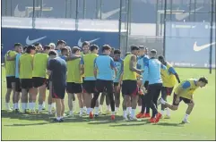  ?? Foto: pep morata ?? ‘Collejas’ para Gavi antes del entrenamie­nto por su renovación