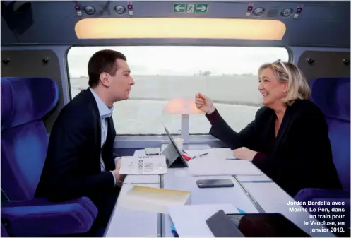  ??  ?? Jordan Bardella avec Marine Le Pen, dans
un train pour le Vaucluse, en
janvier 2019.