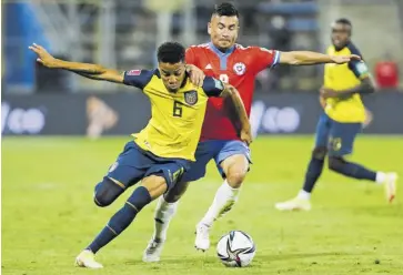  ?? Archivo ?? El defensor Byron Castillo, de Ecuador, en el duelo ante Chile por Eliminator­ia.