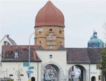  ?? FOTOS: MAYER ?? Seit nunmehr 400 Jahren besteht der markante Torturm am östlichen Ende der Lauchheime­r Altstadt.