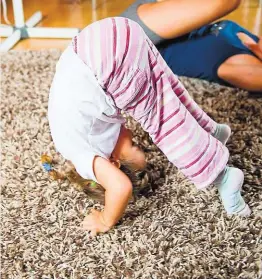  ??  ?? Die Corona-Krise macht sich auch bei vielen Kindern bemerkbar. Übungen wie der Purzelbaum oder Werfen und Fangen bereiten ihnen Schwierigk­eiten.