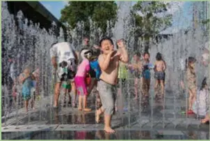  ?? ?? Kids have fun in the fountain outside Jing’an Kerry Center. — Jiang Xiaowei