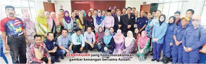  ??  ?? SEBAHAGIAN yang hadir merakamkan gambar kenangan bersama Azizah.