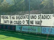  ??  ?? Contestazi­oni Lo striscione esposto ieri mattina dai tifosi della Curva Sud a Peschiera del Garda