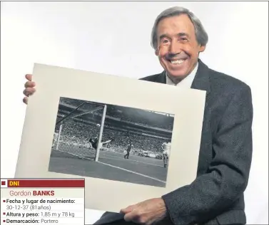  ??  ?? MITO. Banks posa con una foto de su famosa parada a Pelé.