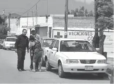  ??  ?? Movilizaci­ón. Tras la llamada de la mamá de Carlos Francisco, elementos de la PGJE buscaron al menor en los alrededore­s.