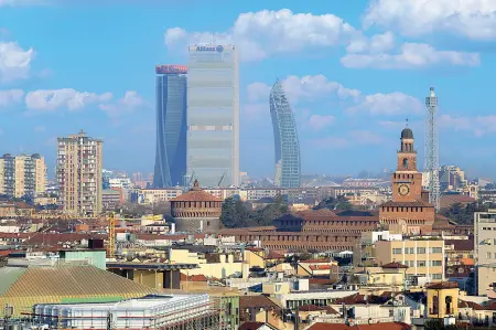  ?? (Cherchi) ?? Panoramica
La Milano antica del Castello Sforzesco e quella moderna di Citylife si specchiano nell’azzurro del cielo