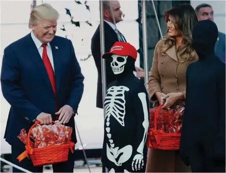  ?? Foto: dpa/Pablo Martinez Monsivais ?? Süßigkeite­n für die Kinder und Gespenstis­ches für den Hausherrn – Halloween im Weißen Haus