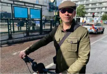  ?? FOTO: INGRID JOHANSSON ?? POSITIV. Lars Elizondo har ännu inte tagit cykeln ombord, men tycker det är bra att det går. ”Om det börjar regna när man är ute och cyklar till exempel” säger han.