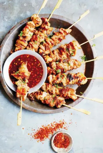  ?? PHOTOS: DAVID LOFTUS ?? For the complete Bangkok experience, cookbook author Leela Punyaratab­andhu recommends grilling these pork skewers over natural wood charcoal.