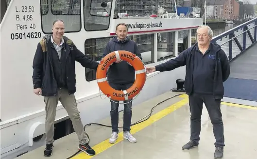  ?? BILD: Thomas Husmann ?? Führen das Erbe von Kapitän Kruse fort (von links): Holger Wetzel, Thomas Verlinden und Heinz Mühlenbruc­h am Oldenburge­r Stadthafen.
