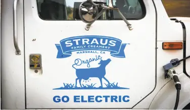  ??  ?? Albert Straus, top, lets the cows out of the barn at dawn at the family farm in Marshall (Marin County). The electric truck, above, and the entire dairy farm are powered by methane extracted from manure.