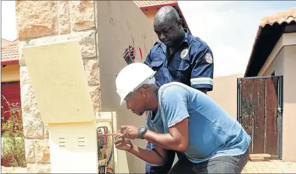  ?? PHOTO: VELI NHLAPO ?? Madibeng municipali­ty workers cut electricit­y of residents at Birdwood, Hartbeespo­ort.