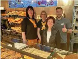  ?? ?? Im Markt integriert ist eine Filiale der Landbäcker­ei Treibmann. Gemeinsam freuen sich Jenny Krafft, Jeanette Lux (v.l.), Silke Prüfer und Mario Treibmann auf Kunden.