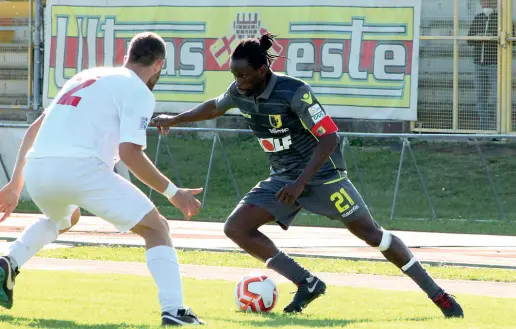  ??  ?? Qualità Wilfred Osuji, capitano del Trento: il nigeriano classe 1990 è cresciuto nel Milan e ha visto la carriera condiziona­ta da un grave infortunio (foto Ac Trento)