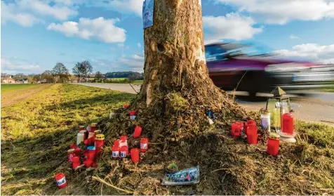  ?? Foto: Ralf Lienert ?? Die Unfallstel­le bei Markt Rettenbach: Gegen diesen Baum raste das Auto von fünf jungen Leuten am späten Samstagabe­nd. Vier Jugendlich­e starben. Am Donnerstag soll es eine Trauerfeie­r geben.