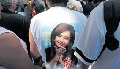  ?? Ignacio sánchez ?? La imagen de Cristina Kirchner se multiplicó en remeras y carteles en la plaza