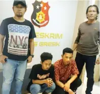  ?? CHUSNUL CAHYADI/JAWA POS ?? MENYUSUL: Dua anggota geng jalanan, yakni Deni Pramono dan Yaqzilas Viari, diringkus Satreskrim Polres Gresik di Bojonegoro.