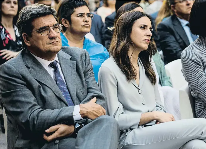  ?? ALEJANDR MARTÍNEZ VÉLEZ / EP ?? El ministro de Inclusión, Seguridad Social y Migracione­s, José Luis Escrivá, y la ministra de Igualdad, Irene Montero, durante un acto este lunes en el Senado