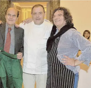  ?? Foto Umberto Pizzi e LaPresse ?? Fuori dalla cucina Al centro, Gianfranco Vissani con Fulvio Pierangeli­ni e Pier Luigi Bersani; a destra, con Gianni Letta; in basso, insieme a Renzo Arbore