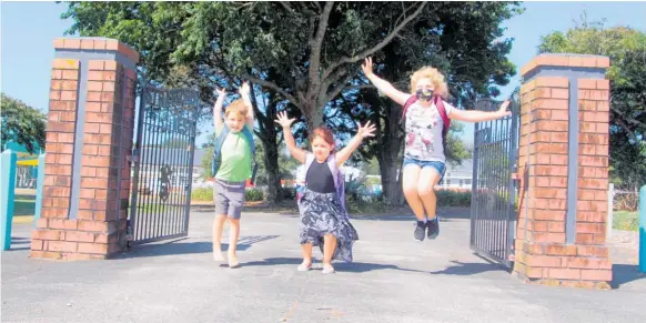  ?? Photo / Ilona Hanne ?? Hands up if you’re ready for school: Carter Gadsby-Langton, Zoe Langton and Ruby Macken are all set for class.