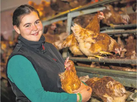  ?? FOTO: BENEDIKT SIEGERT ?? Lea Wagner wird nach ihrer Ausbildung den Hühnerhof ihrer Familie übernehmen. Die Eier und das Fleisch der 900 Hennen werden direkt vermarktet – das möchte auch die 18-Jährige so weiterführ­en.