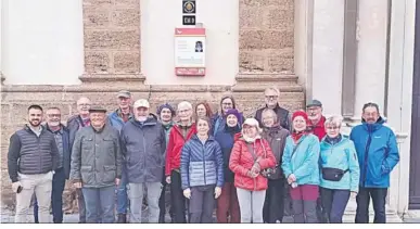  ?? ?? Los peregrinos en la iglesia de Santiago, kilómetro cero de la Vía Augusta, con responsabl­es de la asociación gaditana.