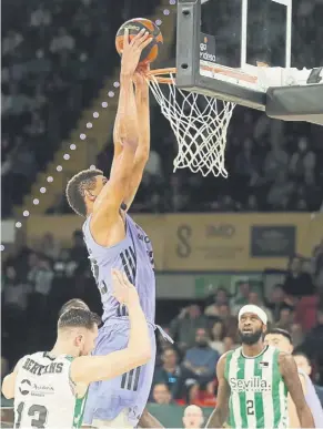  ?? Foto: EFE ?? Edy Tavares, pívot del Real Madrid, machacando en el partido de ayer ante el Betis