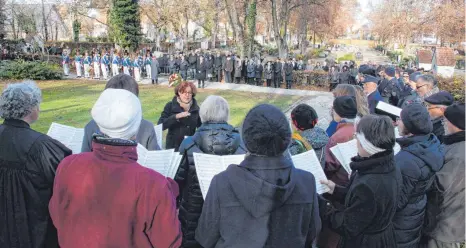  ?? FOTOS: KUHLMANN ?? Der evangelisc­he Kirchencho­r unter der Leitung von Adelinde Stemmler-Bredendiek gestaltet den Volkstraue­rtag auf dem Friedhof mit.