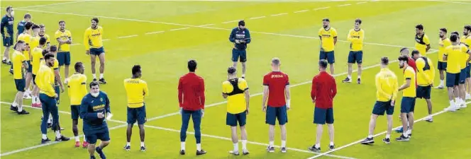  ?? VILLARREAL CF ?? El entrenador del Villarreal, Unai Emery, da instruccio­nes a sus jugadores durante la charla previa al encuentro de esta tarde en La Cerámica, que medirá al Submarino ante el Sevilla de Lopetegui.