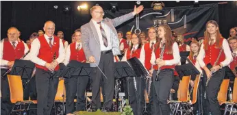  ?? FOTO: GISELA SPRENG ?? Dirigent Kletus Cologna und seine Musiker vom Musikverei­n Gosheim dürfen am Ende eines glanzvolle­n Weihnachts­konzerts im Applaus baden.