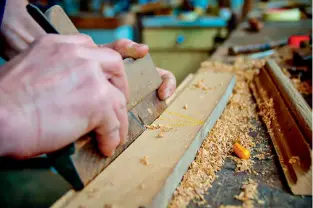  ??  ?? Dans l’Atelier Antonin Bouchard (Saône-et-Loire), ébéniste d’art qui exerce son savoir-faire en restaurati­on de meubles anciens, en marqueteri­e, en vernis au tampon…